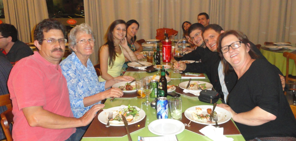 Confraternização com parentes e amigos logo após a celebração na Catedral Santo Antônio.